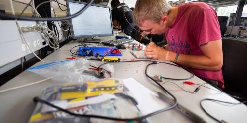 Photo of electrical engineering student 工作ing in a lab